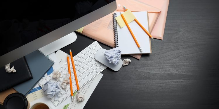 Perché una scrivania disordinata rende più difficile concentrarsi